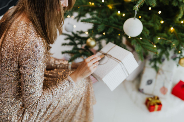 Speed Dating During Christmas: Make a Statement with a Fake Christmas Tree and Accessories